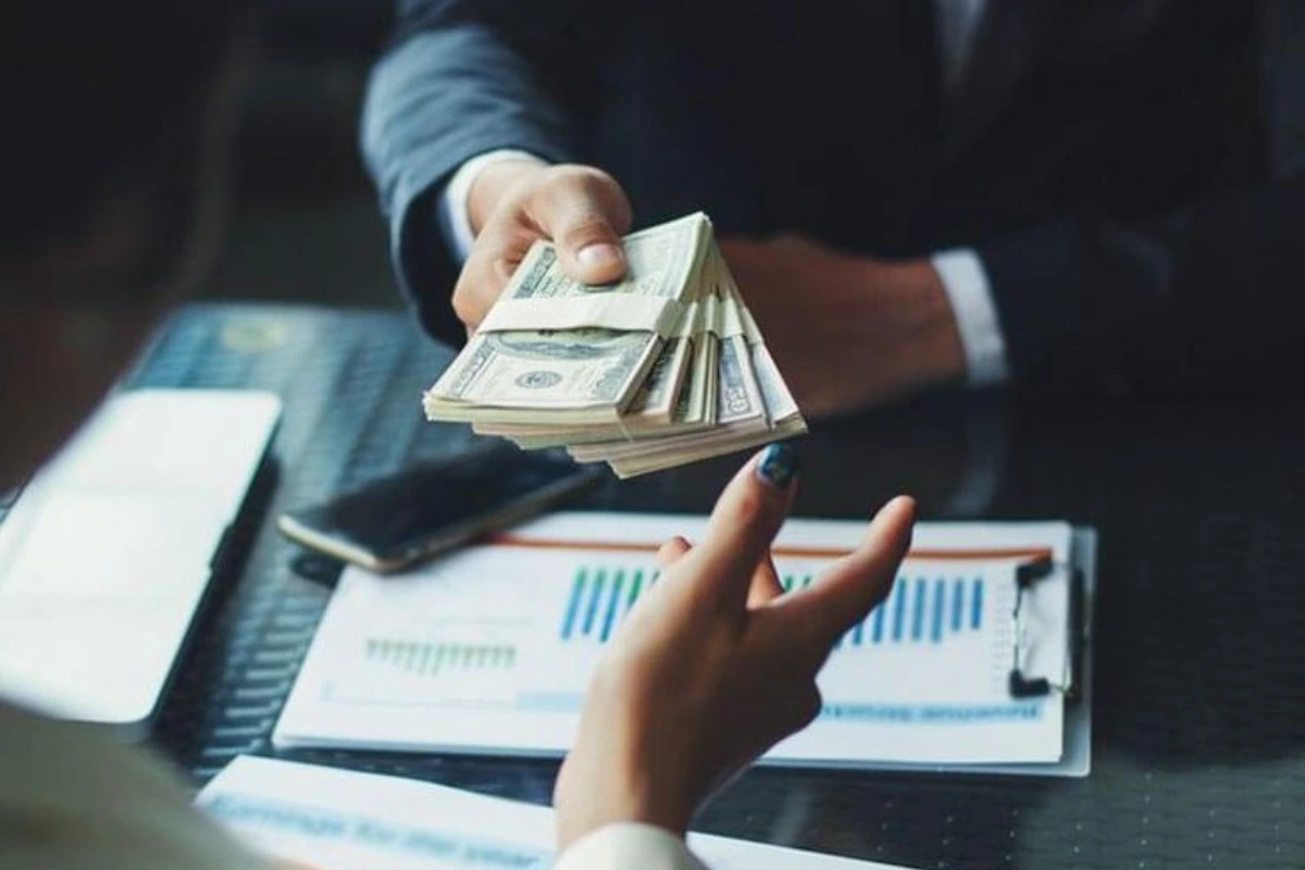 Travel Cards vs. Cash: What Works Best for Currency Exchange? 4 Image of cash being used in a local market, highlighting situations where cash is still necessary for small transactions or areas with limited card access.