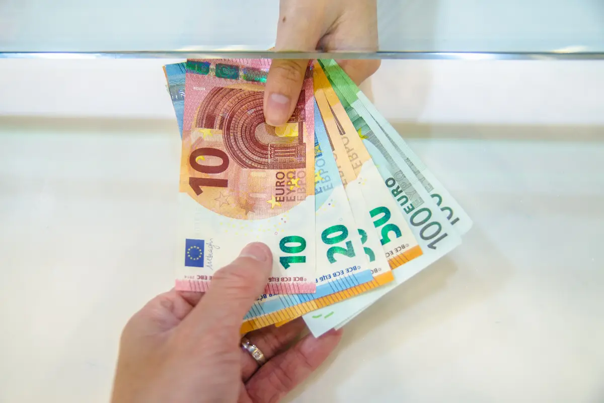 How to Sell Foreign Currency Legally in Bangalore: A Complete Guide 3 Signboard of an authorized forex dealer in Bangalore offering currency exchange services.